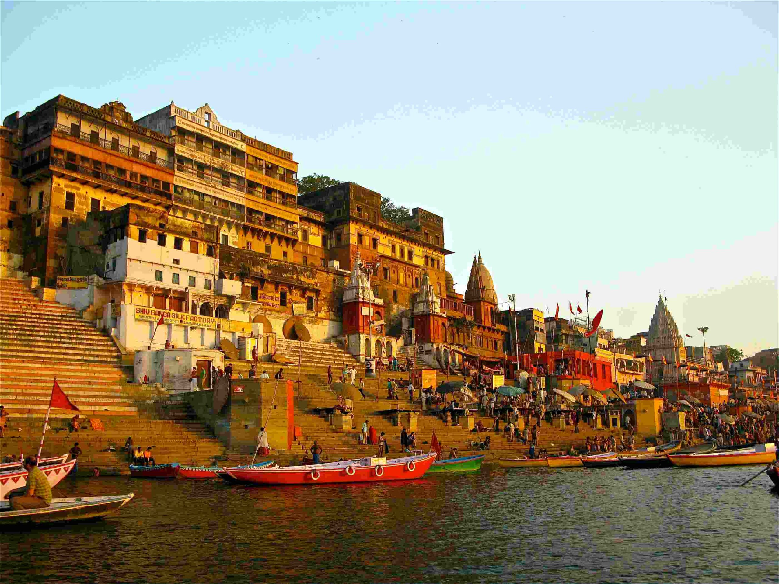 Ahilya_Ghat_by_the_Ganges,_Varanasi